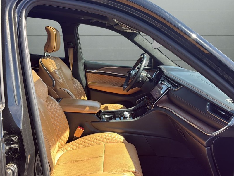 Jeep Grand Cherokee L Vehicle Full-screen Gallery Image 15