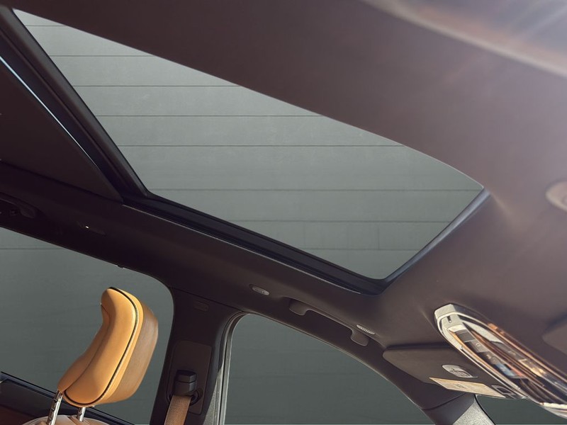 Jeep Grand Cherokee L Vehicle Full-screen Gallery Image 16