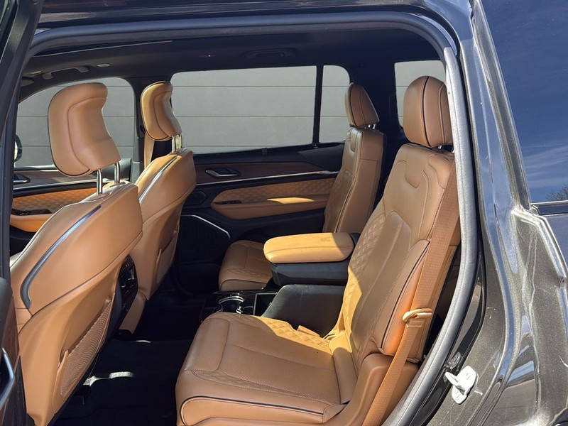 Jeep Grand Cherokee L Vehicle Full-screen Gallery Image 17