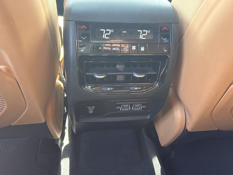 Jeep Grand Cherokee L Vehicle Full-screen Gallery Image 18