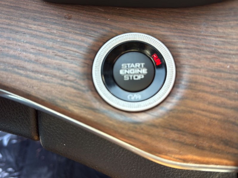 Jeep Grand Cherokee L Vehicle Full-screen Gallery Image 21