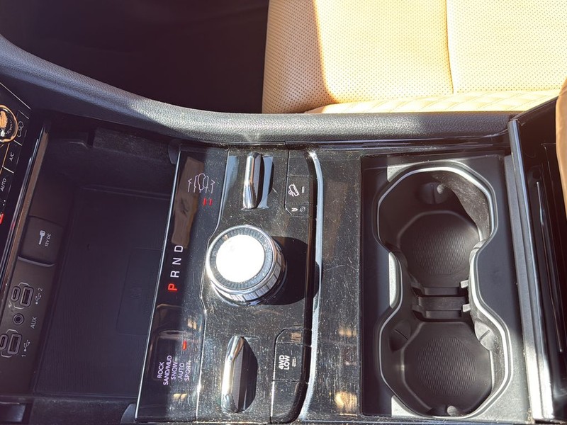 Jeep Grand Cherokee L Vehicle Full-screen Gallery Image 22