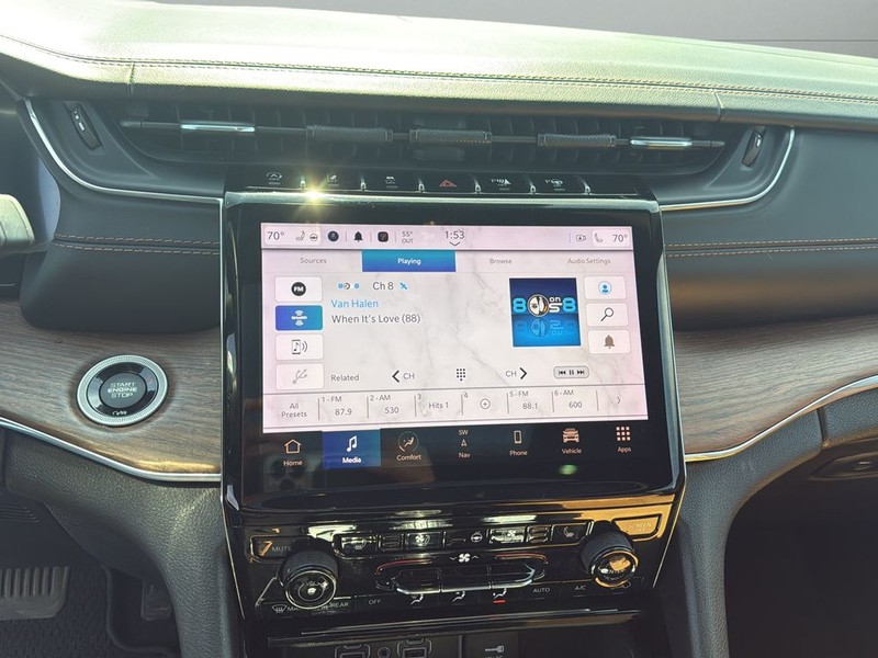 Jeep Grand Cherokee L Vehicle Full-screen Gallery Image 23