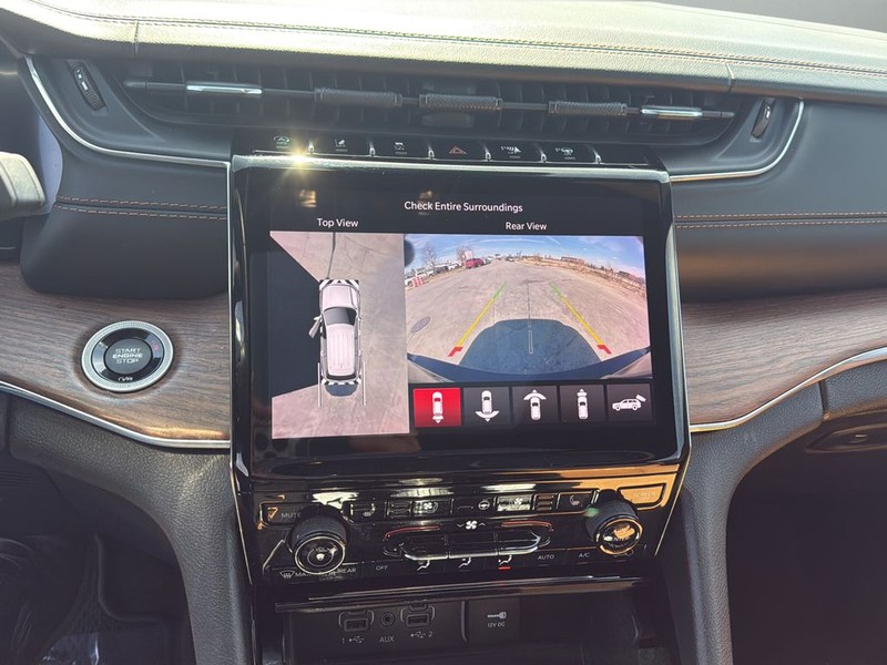 Jeep Grand Cherokee L Vehicle Full-screen Gallery Image 24