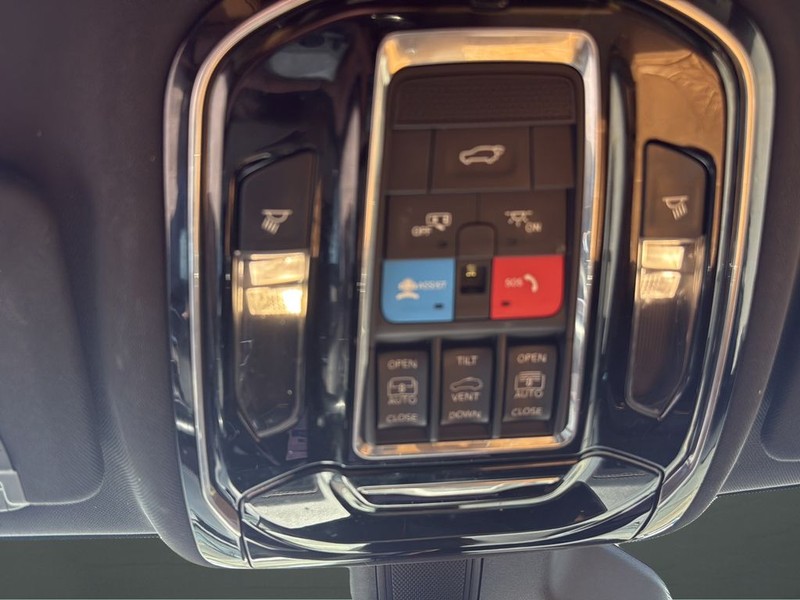 Jeep Grand Cherokee L Vehicle Full-screen Gallery Image 25