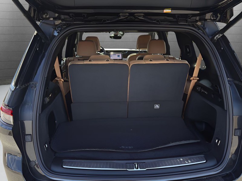 Jeep Grand Cherokee L Vehicle Full-screen Gallery Image 26