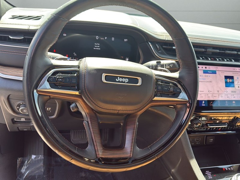 Jeep Grand Cherokee L Vehicle Full-screen Gallery Image 28