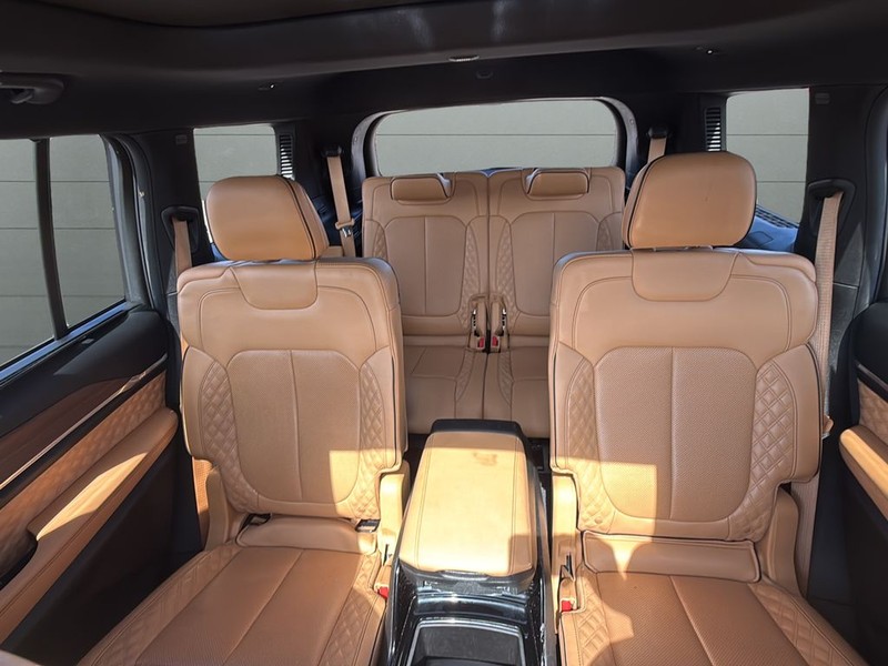 Jeep Grand Cherokee L Vehicle Full-screen Gallery Image 29