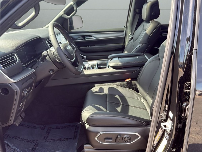 Jeep Grand Wagoneer Vehicle Full-screen Gallery Image 10