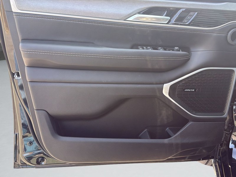Jeep Grand Wagoneer Vehicle Full-screen Gallery Image 11