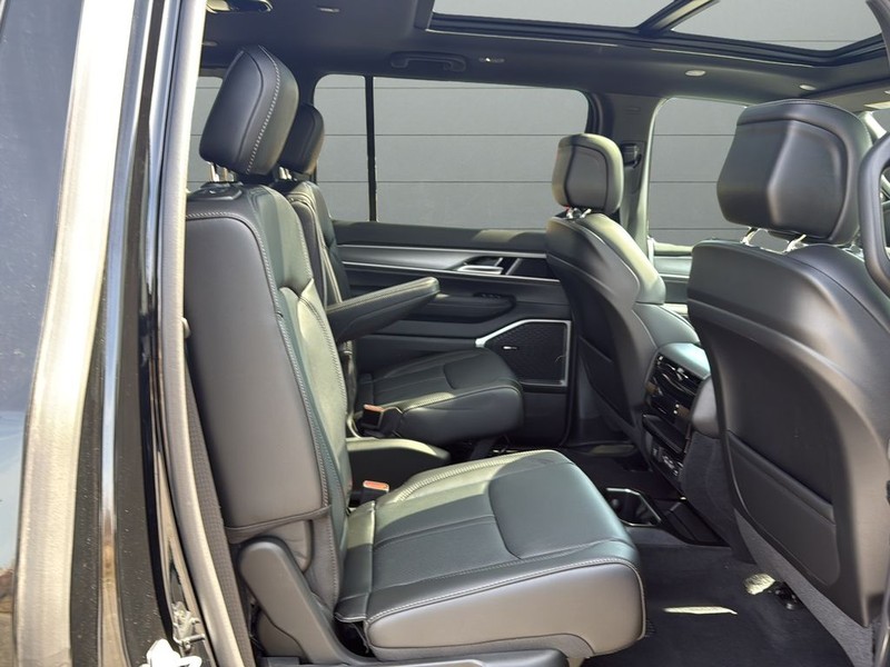 Jeep Grand Wagoneer Vehicle Full-screen Gallery Image 14