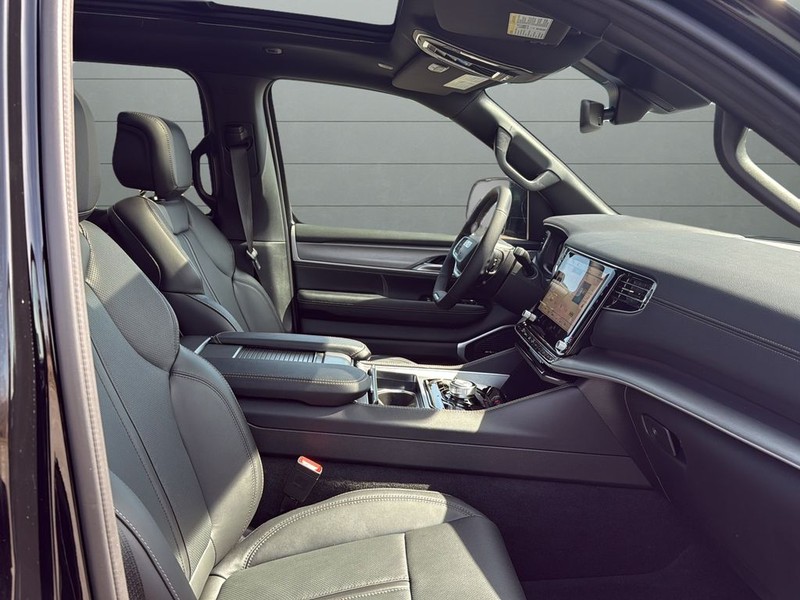 Jeep Grand Wagoneer Vehicle Full-screen Gallery Image 15
