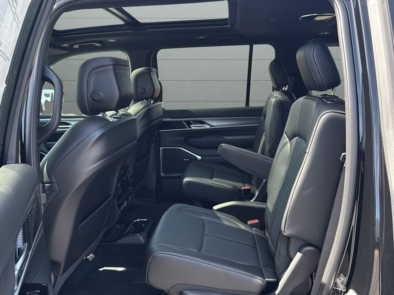 Jeep Grand Wagoneer Vehicle Full-screen Gallery Image 17