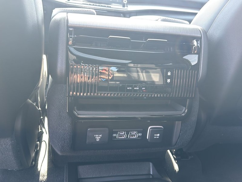 Jeep Grand Wagoneer Vehicle Full-screen Gallery Image 18