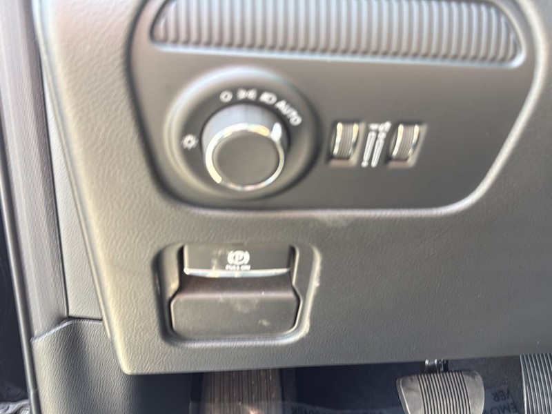 Jeep Grand Wagoneer Vehicle Full-screen Gallery Image 19
