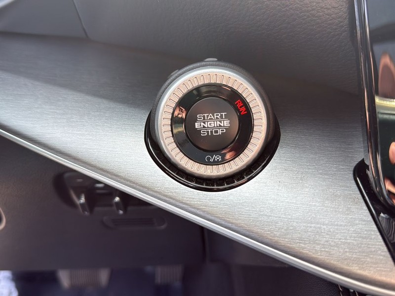 Jeep Grand Wagoneer Vehicle Full-screen Gallery Image 21