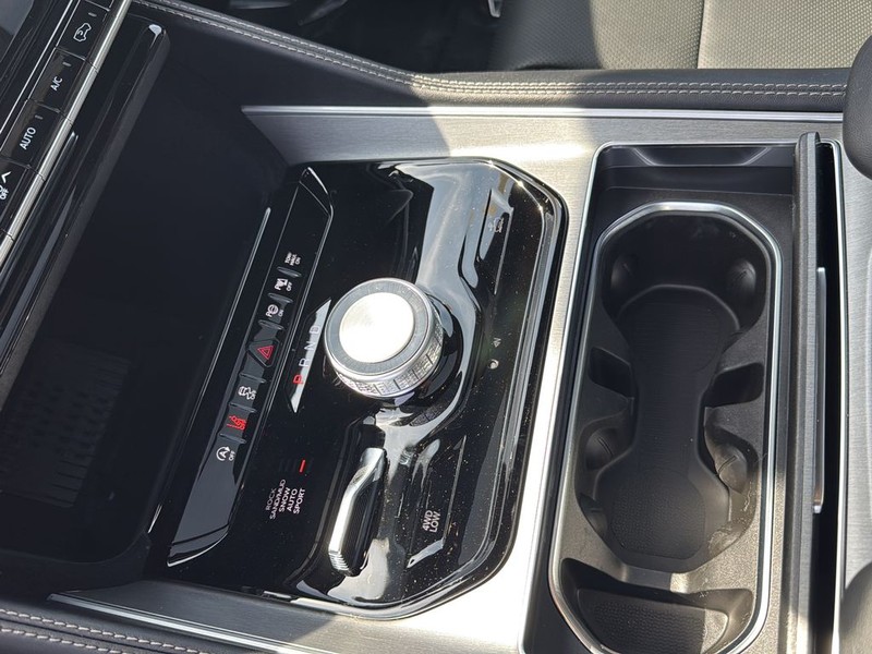 Jeep Grand Wagoneer Vehicle Full-screen Gallery Image 22
