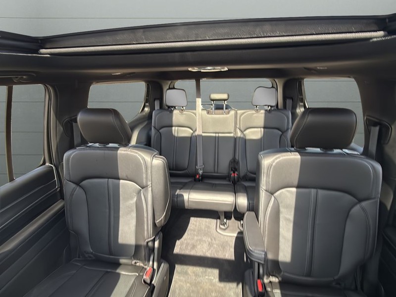 Jeep Grand Wagoneer Vehicle Full-screen Gallery Image 30