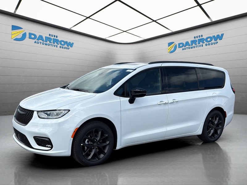 2026 Chrysler Pacifica Limited's photo