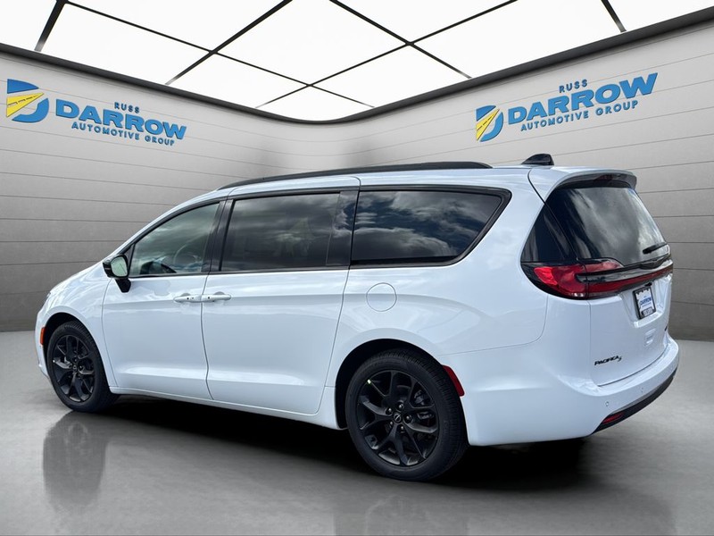 Chrysler Pacifica Vehicle Full-screen Gallery Image 3