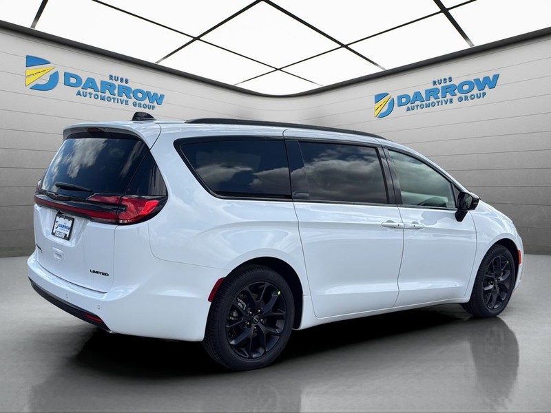 Chrysler Pacifica Vehicle Full-screen Gallery Image 5