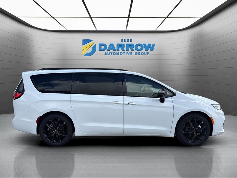 Chrysler Pacifica Vehicle Full-screen Gallery Image 6