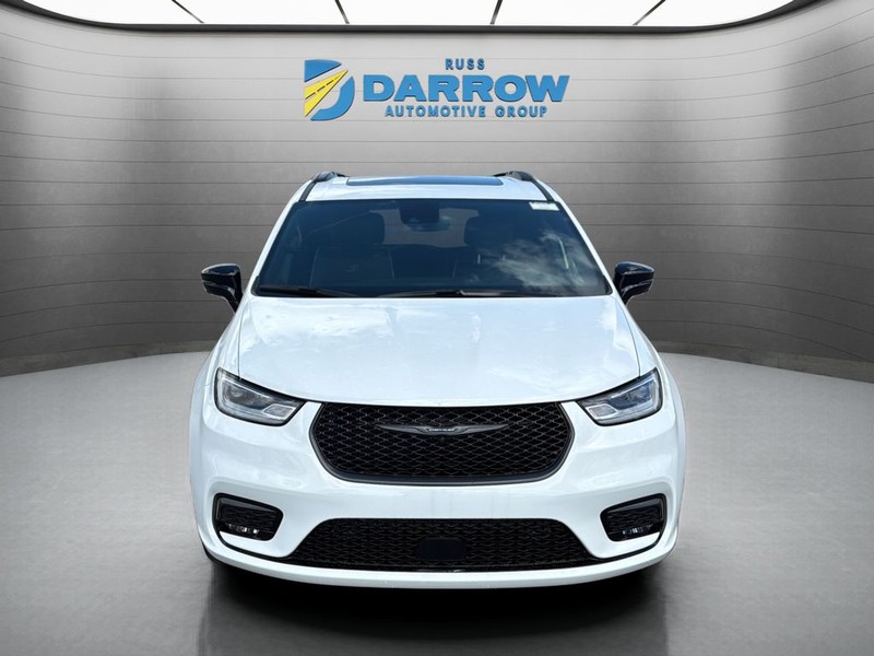 Chrysler Pacifica Vehicle Full-screen Gallery Image 8