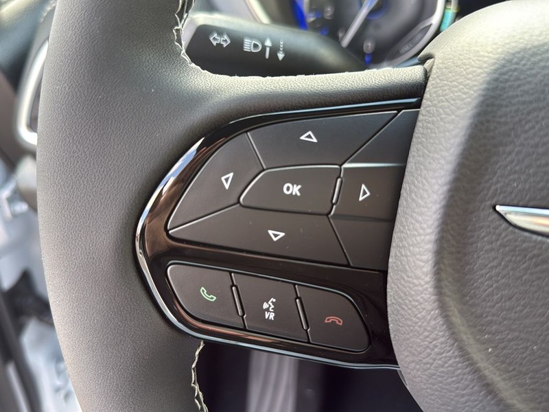 Chrysler Pacifica Vehicle Full-screen Gallery Image 9