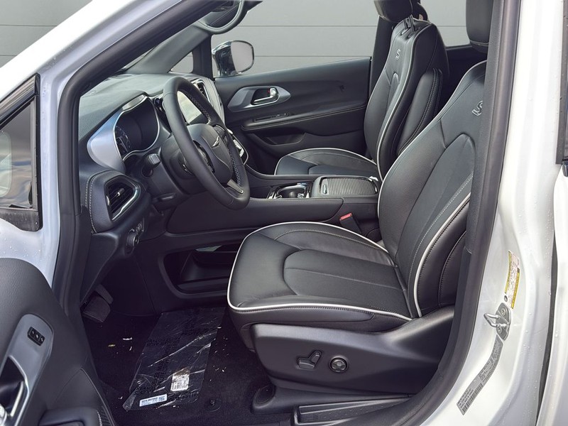 Chrysler Pacifica Vehicle Full-screen Gallery Image 10