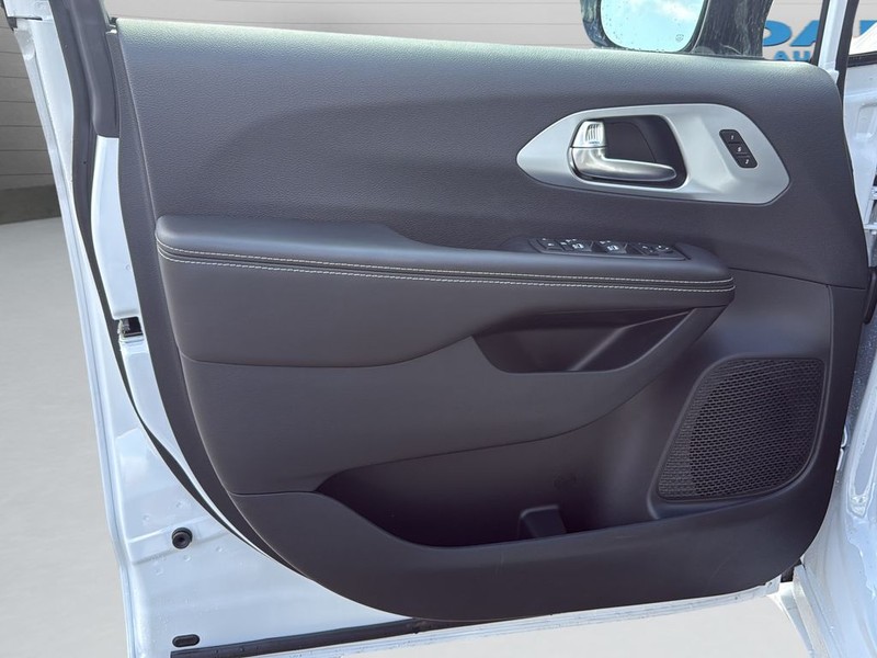 Chrysler Pacifica Vehicle Full-screen Gallery Image 11