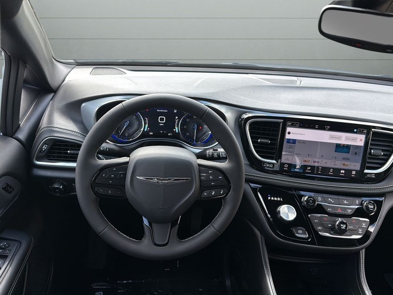 Chrysler Pacifica Vehicle Full-screen Gallery Image 12