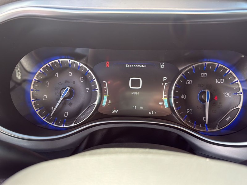 Chrysler Pacifica Vehicle Full-screen Gallery Image 13