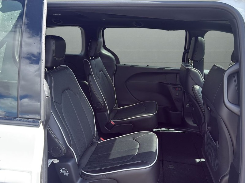 Chrysler Pacifica Vehicle Full-screen Gallery Image 14