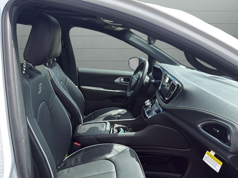 Chrysler Pacifica Vehicle Full-screen Gallery Image 15