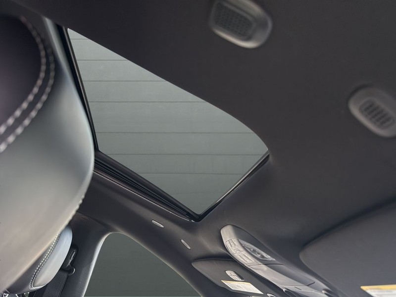 Chrysler Pacifica Vehicle Full-screen Gallery Image 16