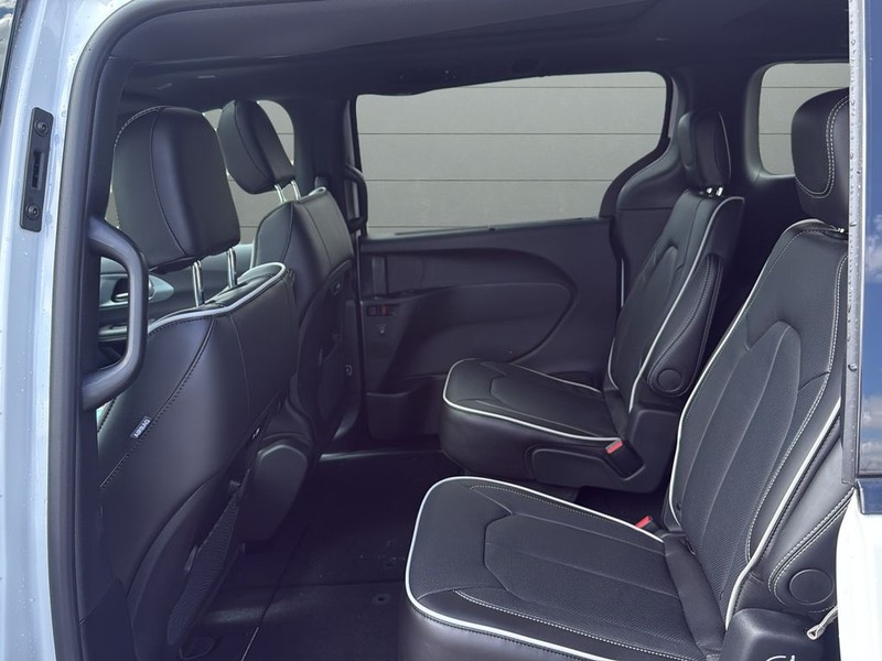 Chrysler Pacifica Vehicle Full-screen Gallery Image 17