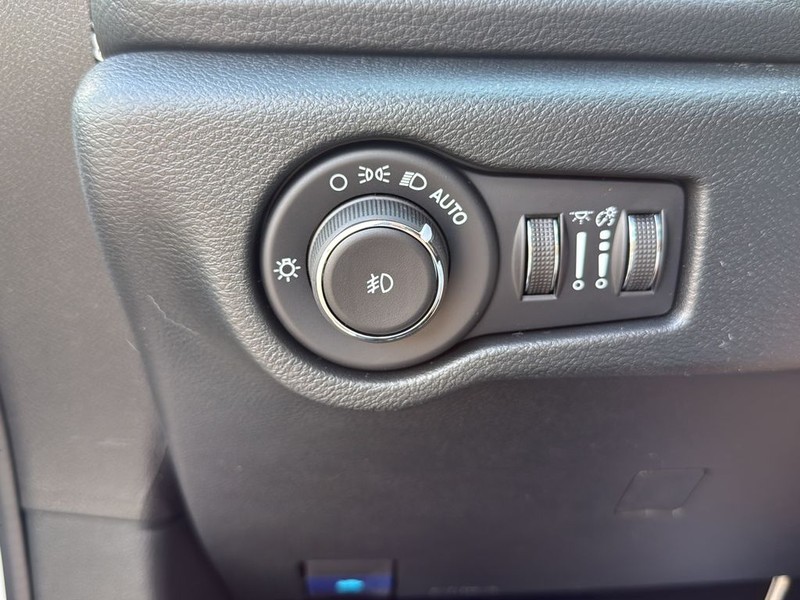 Chrysler Pacifica Vehicle Full-screen Gallery Image 18