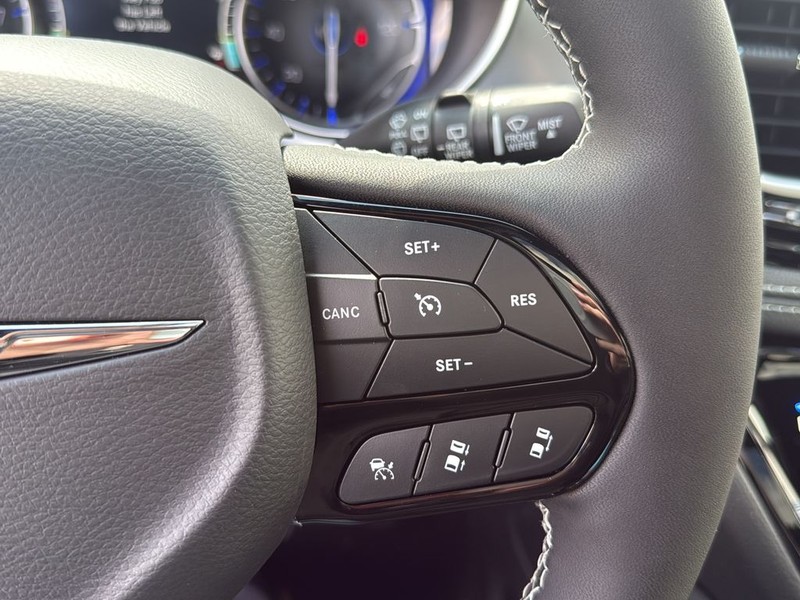 Chrysler Pacifica Vehicle Full-screen Gallery Image 19