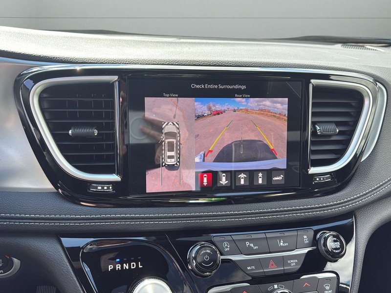 Chrysler Pacifica Vehicle Full-screen Gallery Image 22