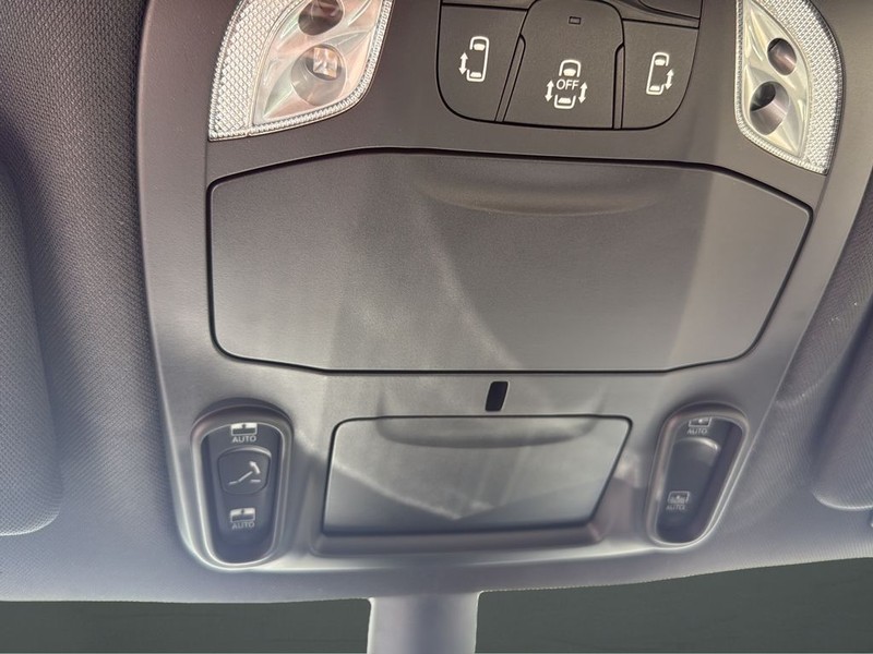 Chrysler Pacifica Vehicle Full-screen Gallery Image 23
