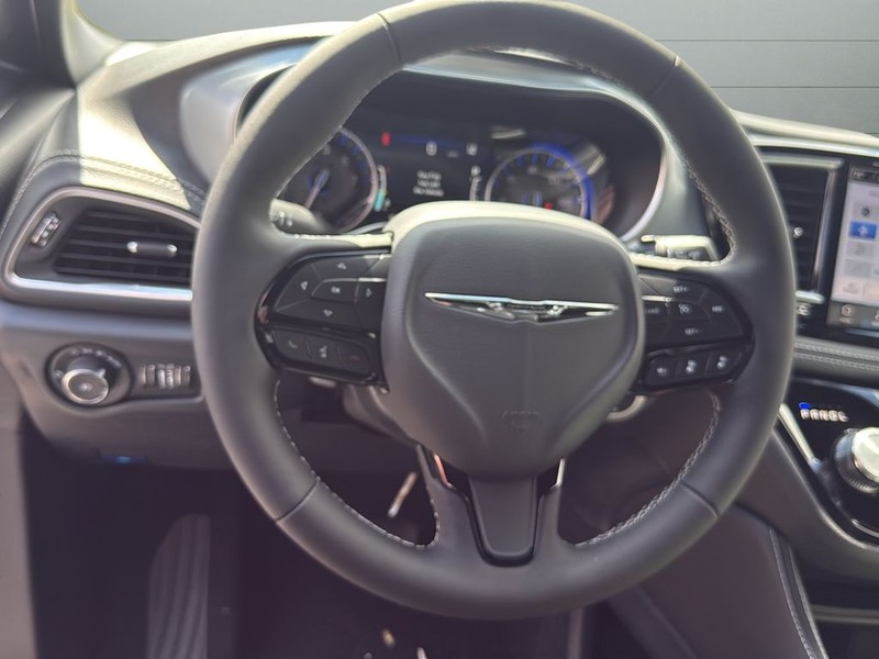 Chrysler Pacifica Vehicle Full-screen Gallery Image 26
