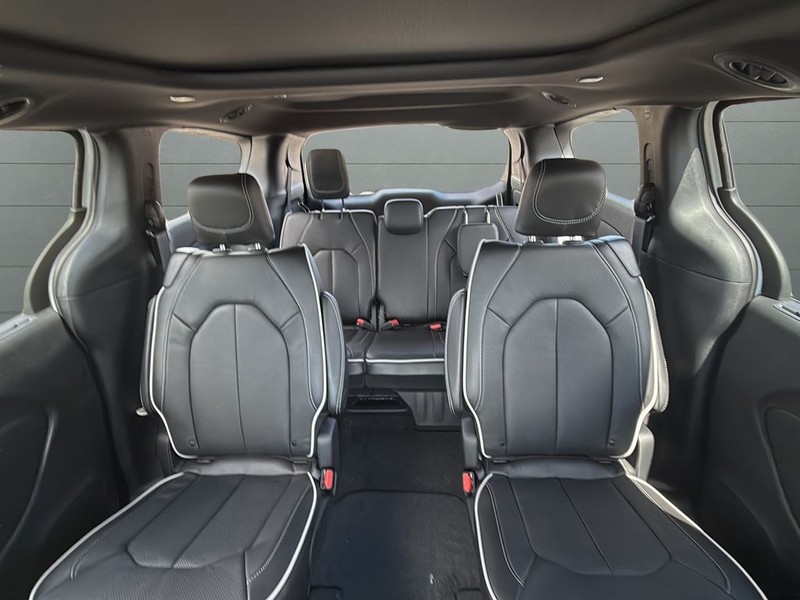 Chrysler Pacifica Vehicle Full-screen Gallery Image 27