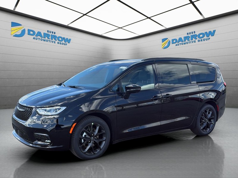 2026 Chrysler Pacifica Limited's photo