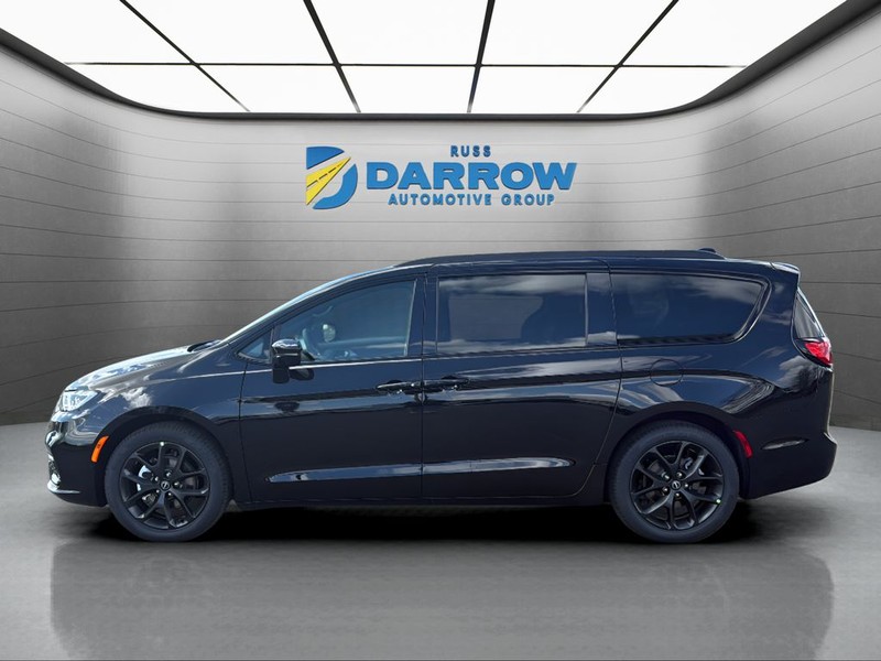 Chrysler Pacifica Vehicle Full-screen Gallery Image 2