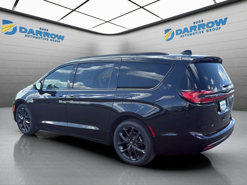 Chrysler Pacifica Vehicle Full-screen Gallery Image 3