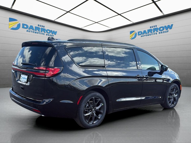 Chrysler Pacifica Vehicle Full-screen Gallery Image 5