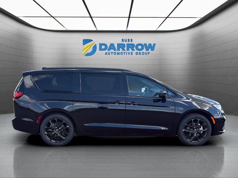 Chrysler Pacifica Vehicle Full-screen Gallery Image 6