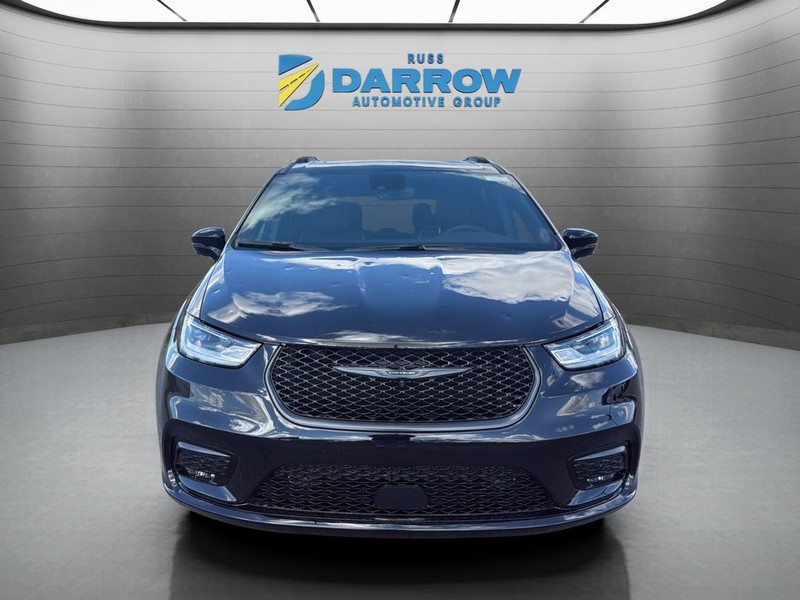 Chrysler Pacifica Vehicle Full-screen Gallery Image 8