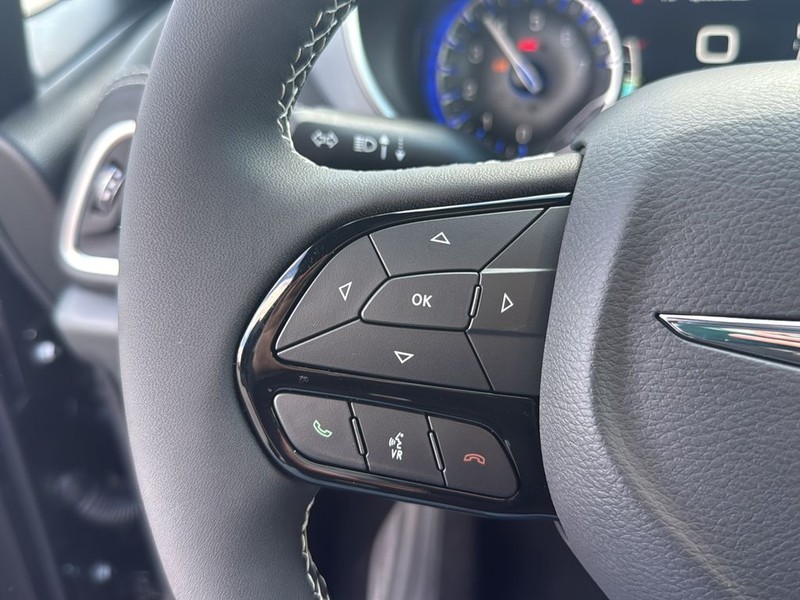 Chrysler Pacifica Vehicle Full-screen Gallery Image 9