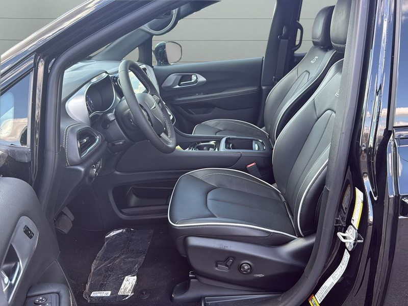 Chrysler Pacifica Vehicle Full-screen Gallery Image 10